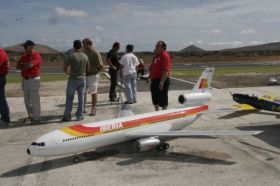 Los reyes del aeromodelismo surcan los cielos de Lanzarote