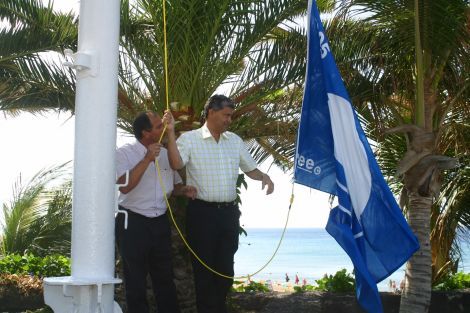 La pérdida de la bandera azul de la playa de Los Pocillos enfrenta a Grupo de Gobierno y oposición en Tías
