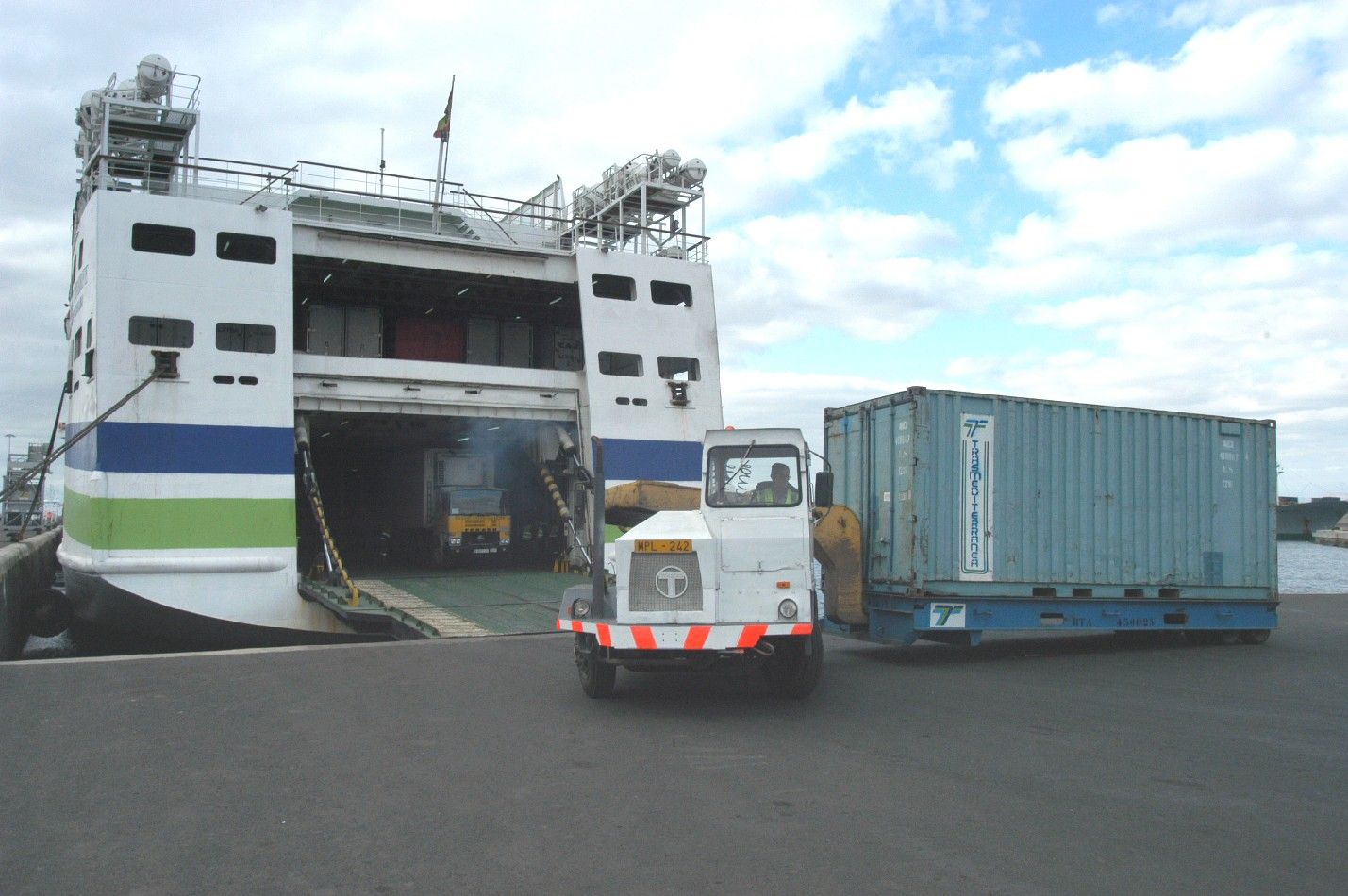 El Gobierno de Canarias y el Cabildo buscan soluciones para garantizar el suministro de mercancías a la isla