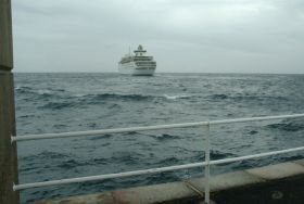 Un crucero que viajaba con un pasajero fallecido no consigue atracar en el Puerto de los Mármoles por el estado de la mar