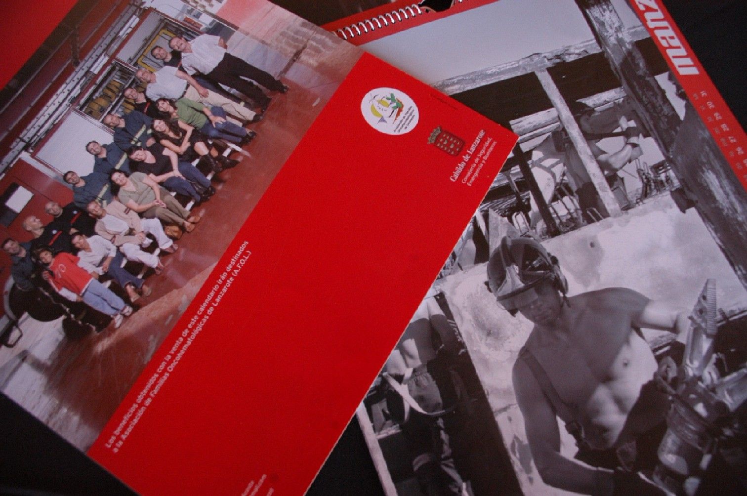 Sale a la venta el calendario solidario 2007 de los bomberos de Lanzarote