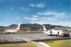 Desalojan un avión en el aeropuerto Tenerife Sur tras hallar una nota con un aviso de bomba