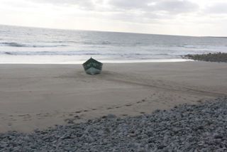 Hallan una patera vacía en la Playa de La Garita, en Lanzarote.