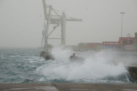 El fuerte viento ha provocado el cierre del Puerto de Playa Blanca y la suspensión de las rutas por Timanfaya