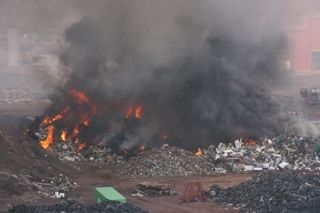 Espectacular incendio en el vertedero de Zonzamas
