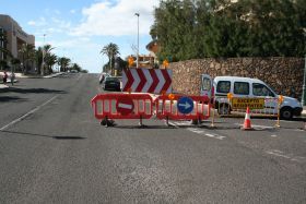 El Ayuntamiento lleva a cabo el reasfaltado de trece vías en Costa Teguise