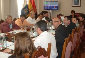 La oposición del Cabildo se une para pedir que se suspenda la licitación de las obras de ampliación de la carretera de Tahíche