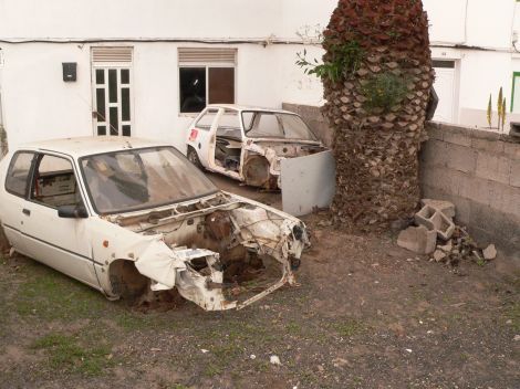 Los vecinos de Titerroy se quejan de los coches abandonados que pueblan sus calles