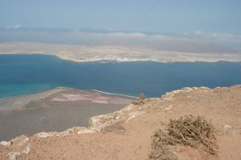 El parapentista que cayó al mar en Lanzarote, rescatado ileso por el barco que viaja habitualmente a La Graciosa