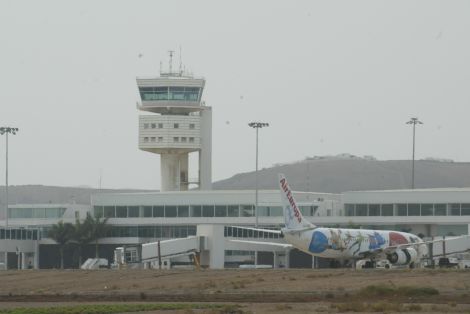 Los trabajadores del servicio de información y parking del aeropuerto anuncian huelga indefinida por el despido de 12 subcontratados