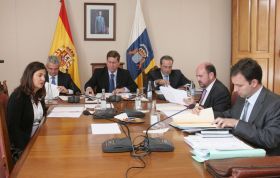 "Visita histórica" de la Mesa del Parlamento, que celebra una sesión en Lanzarote