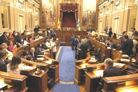 El pleno del Parlamento demanda la firma de un compromiso escrito para no incluir a tránsfugas en las listas electorales