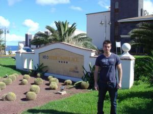 El actor Alex, de Los Serrano, disfruta de Playa Blanca y  Lanzarote