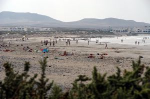 Rescatados tres miembros de la misma familia en la playa de Famara