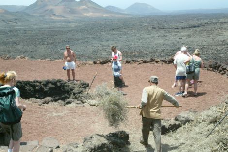 El Cabildo adquiere dos nuevas guaguas para la Ruta de los Volcanes de Timanfaya
