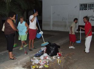 Los vecinos de Titerroy se organizan para limpiar los jardines de la calle Logroño