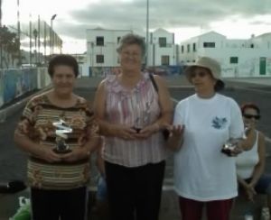 El torneo de bola canaria de la tercera edad tiene ganadoras en Playa Honda