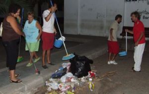 En Titerroy, los vecinos limpian las calles