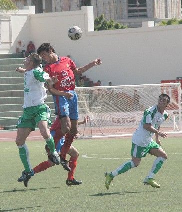 La UD Lanzarote flojea en casa pero arranca un empate en inferioridad