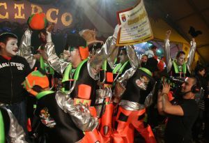 "Los Tabletuos" arrasan en la final de murgas