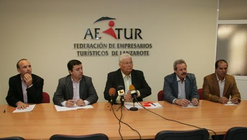 Los empresarios y los alcaldes de Teguise y Yaiza destacan el daño que causa la noticia de El País sobre los hoteles ilegales de la Isla