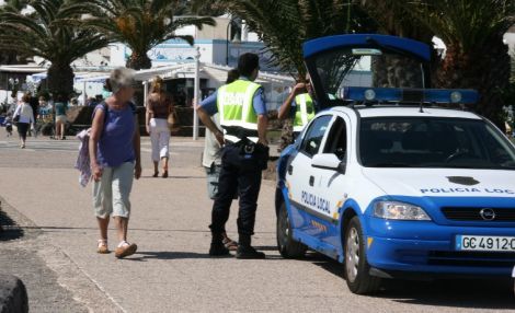 La Policía Local de Tías detiene a un hombre por supuestos malos tratos