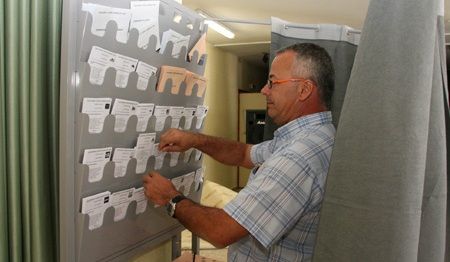 La mañana de votación en Canarias deja una cerradura forzada y una denuncia por bocadillos envueltos en servilletas con las letras ZP