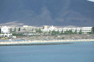 El Cabildo organiza un paseo para los mayores por el litoral de Yaiza