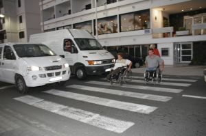 Una campaña para que los conductores no aparquen sus vehículos dificultando la movilidad de los discapacitados