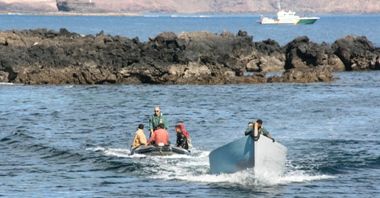 Veintinueve inmigrantes de origen magrebí desembarcan en el puerto de Órzola tras ser interceptados por la Guardia Civil
