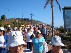 Unos 300 mayores participan en el paseo por el litoral de Yaiza organizado por el Cabildo