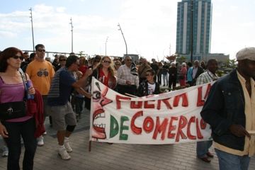 Alrededor de 300 personas se manifiestan por la carestía de la cesta de la compra