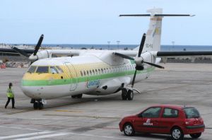 The dense fog at Tenerife Norte-Los Rodeos airport forces cancellations and diversions of flights to Tenerife Sur