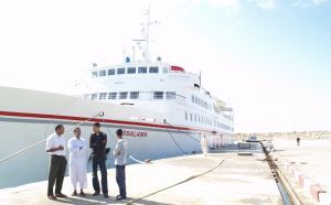 El buque que une Fuerteventura con Tarfaya permanece escorado en la orilla africana