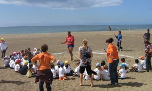 Los jóvenes de Playa Honda celebran el Día de Canarias con una feria artesanal