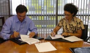 Unelco firma un convenio para estudiar el impacto ambiental de los tendidos eléctricos en la avifauna de Lanzarote y Fuerteventura