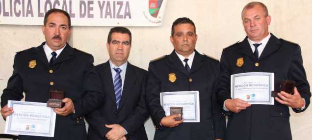 Yaiza rinde homenaje a tres policías locales que llevan unas tres décadas "al servicio de la seguridad ciudadana"