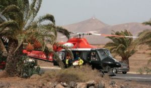 Un helicóptero rescata el cuerpo encontrado en una zona rocosa de la playa de la Cantería