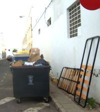 La Asociación de Vecinos de Titerroy critica que algunos vecinos arrojen enseres de todo tipo a los contenedores de basura