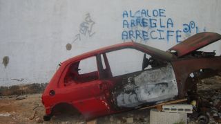 Los vecinos de Titerroy denuncian una veintena de vehículos abandonados