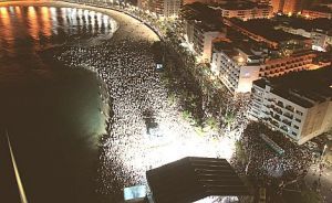 Juan Luis Guerra congregó a una multitud en la playa del Reducto
