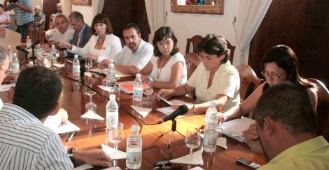 El Ayuntamiento de Teguise estudia abrir una oficina de Servicios Sociales en La Graciosa