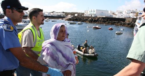 A boat with more than 30 immigrants arrives in La Graciosa