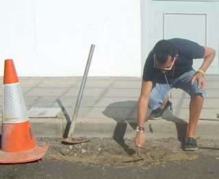 Los vecinos de Titerroy instan al Ayuntamiento de Arrecife a arreglar los socavones de varias calles