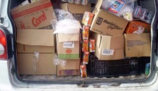 La Asociación de Vecinos de Los Lirios reparte casi una tonelada de alimentos a entidades no lucrativas