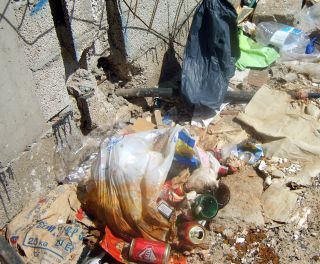 Los vecinos de Titerroy se quejan de la acumulación de basura a pocos metros del colegio