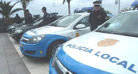 Un policía local de Tías sufre la fractura en una mano al realizar una detención por robo con violencia