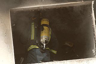 Una mujer resulta herida de carácter menos grave en el incendio de una vivienda