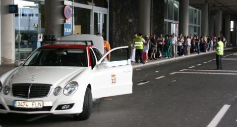 Los taxistas de San Bartolomé denuncian que Ramón Bermúdez está llevando a cabo una política de acoso y amenazan con ir a la huelga