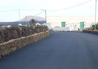 Yaiza luce nuevo asfalto en las calles Yaicén y El Matadero